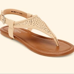 Arizona criss cross flat sandal size 8